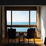 First Row Spacious Seaview Apartment